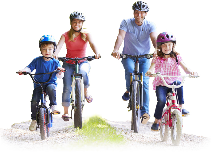 imagen de una familia, padre, madre y dos hijos paseando en bicicleta
