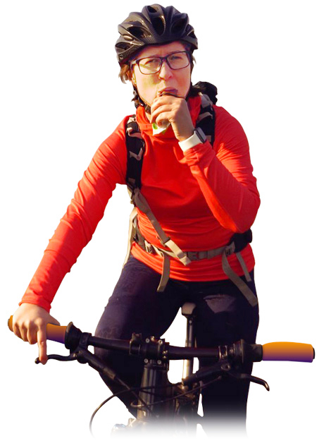 imagen de una mujer toma suplemento de hidratos en forma de barrita energética mientras practica ejercicio físico