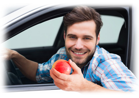 imagen de una persona toma un suplemento hidratos, en forma de una manzana, antes de conducir